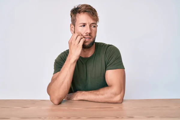 Ung Kaukasier Man Bär Casual Kläder Sitter Bordet Ser Stressad — Stockfoto