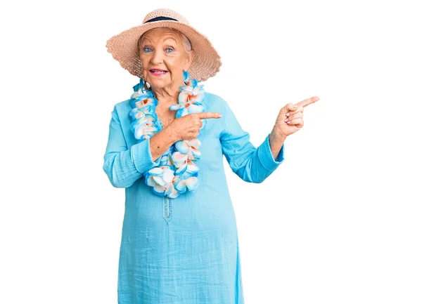 Senior Hermosa Mujer Con Ojos Azules Pelo Gris Con Sombrero — Foto de Stock