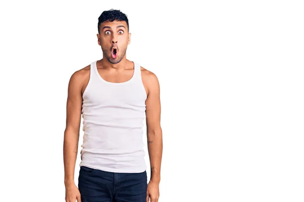 Jovem Hispânico Vestindo Roupas Casuais Com Medo Chocado Com Expressão — Fotografia de Stock