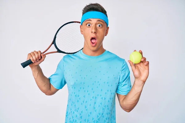 Junger Hispanischer Junge Der Tennis Spielt Und Schläger Und Ball — Stockfoto