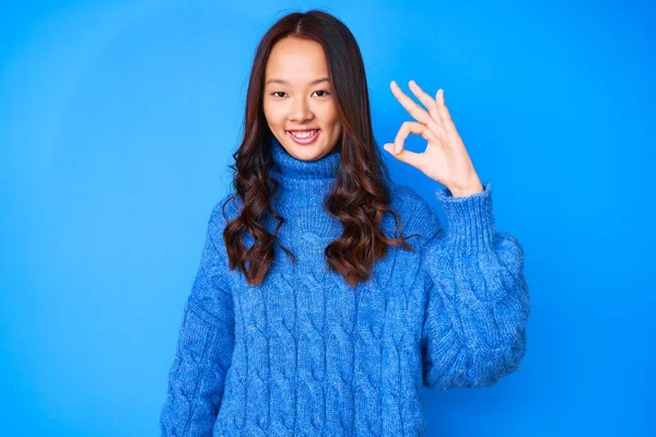 Menina Chinesa Bonita Nova Vestindo Camisola Inverno Casual Sorrindo Positivo — Fotografia de Stock