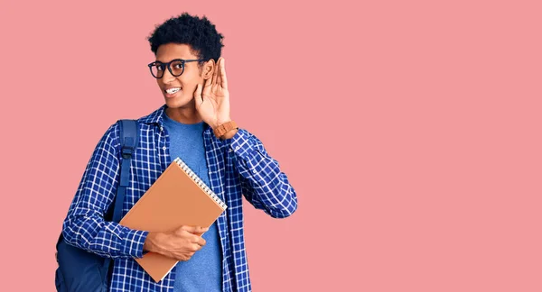 Joven Hombre Afroamericano Con Mochila Estudiante Sosteniendo Libro Sonriendo Con —  Fotos de Stock