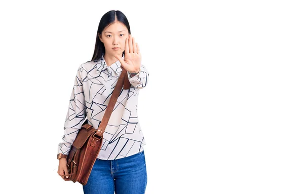 Jonge Mooie Chinese Vrouw Met Aktetas Met Open Hand Doen — Stockfoto