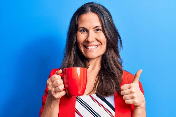 Jovem Bela Mulher Negócios Morena Bebendo Caneca Café Sobre Fundo — Fotografia de Stock