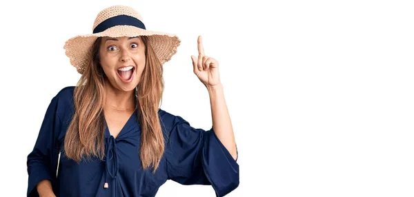 Mujer Hispana Mediana Edad Con Sombrero Verano Señalando Con Dedo — Foto de Stock