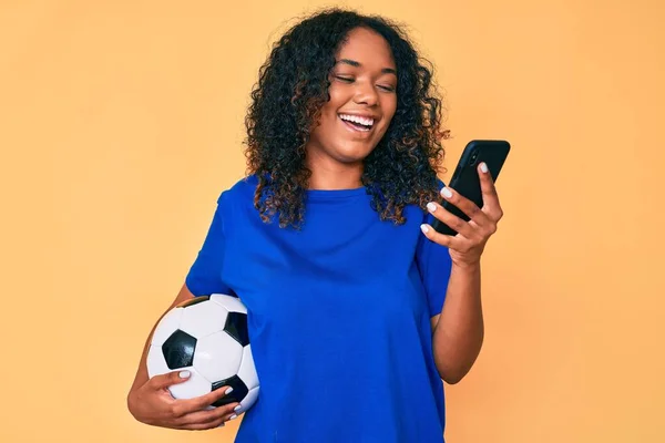 Giovane Donna Afroamericana Che Tiene Palla Calcio Guardando Smartphone Sorridente — Foto Stock