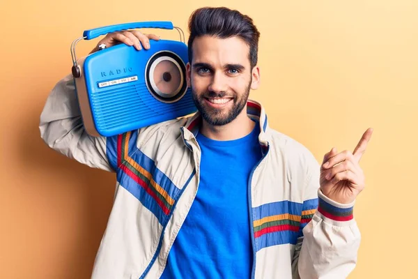 Jovem Homem Bonito Com Barba Ouvindo Música Usando Boombox Vintage — Fotografia de Stock