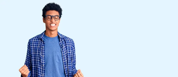 Sıradan Kıyafetler Gözlük Takan Genç Afro Amerikalı Adam Mutlu Heyecanlı — Stok fotoğraf