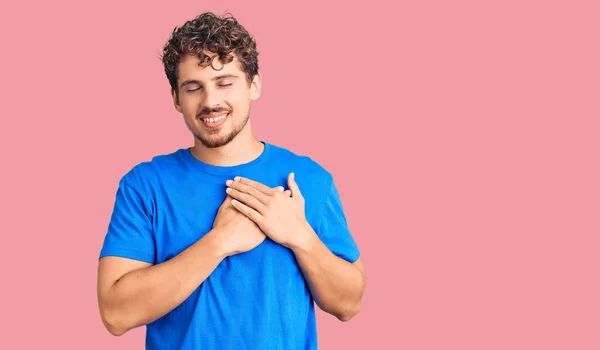 Homem Bonito Jovem Com Cabelo Encaracolado Vestindo Roupas Casuais Sorrindo — Fotografia de Stock