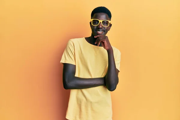 Joven Afroamericano Vestido Con Ropa Casual Gafas Que Miran Con — Foto de Stock