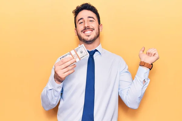 Joven Hombre Hispano Con Ropa Negocios Sosteniendo Dólares Gritando Orgulloso —  Fotos de Stock