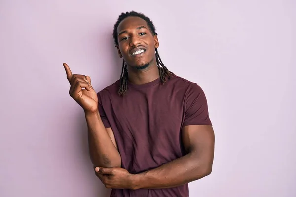 Hombre Afroamericano Con Trenzas Vestidas Con Ropa Casual Sonriendo Feliz —  Fotos de Stock