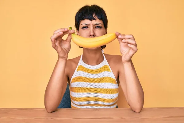 Ragazza Adolescente Bruna Che Tiene Banana Come Sorriso Divertente Che — Foto Stock