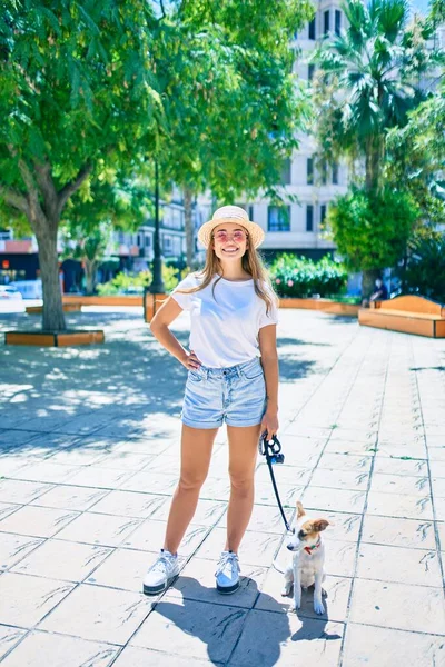 Joven Hermosa Mujer Rubia Paseando Perro Fuera Día Verano —  Fotos de Stock