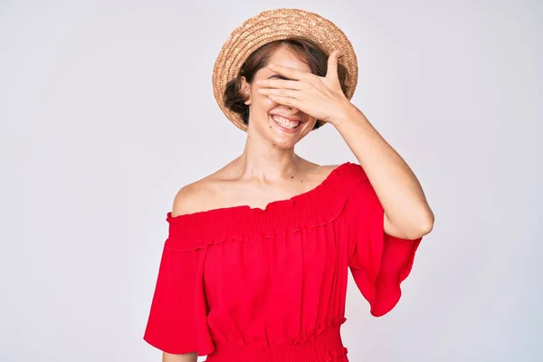 Jovem Hispânica Usando Chapéu Verão Sorrindo Rindo Com Mão Rosto — Fotografia de Stock