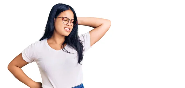 Genç Güzel Asyalı Kız Günlük Kıyafetler Gözlükler Takıyor Yorgun Rahat — Stok fotoğraf