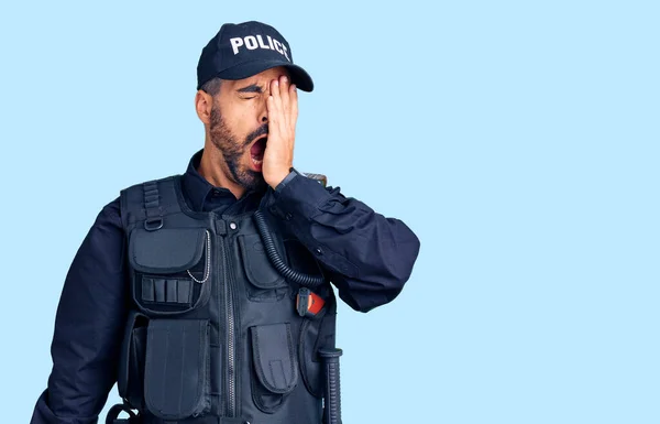 Mladý Hispánec Policejní Uniformě Unaveně Zírající Zakrývající Tvář Oko Ústa — Stock fotografie