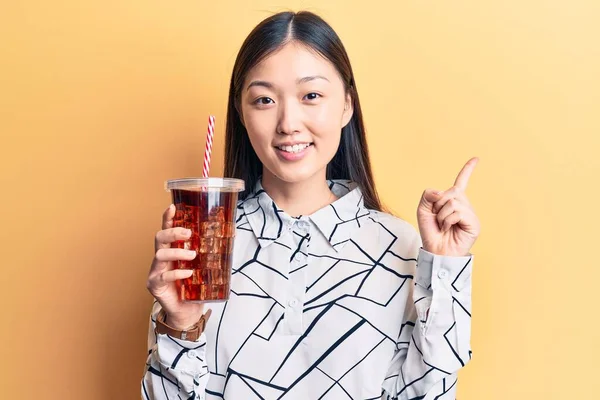 Jonge Mooie Chinese Vrouw Drinken Cola Verfrissing Drank Glimlachend Gelukkig — Stockfoto