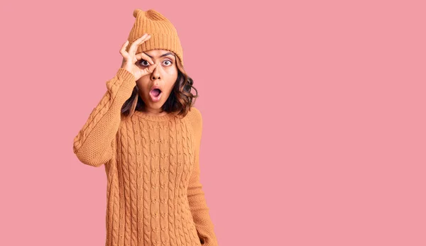 Young Beautiful Mixed Race Woman Wearing Wool Sweater Winter Hat — Stock Photo, Image