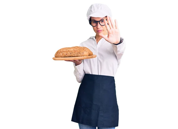 Krásná Brunetka Mladá Žena Pekařské Uniformě Drží Domácí Chléb Otevřenou — Stock fotografie