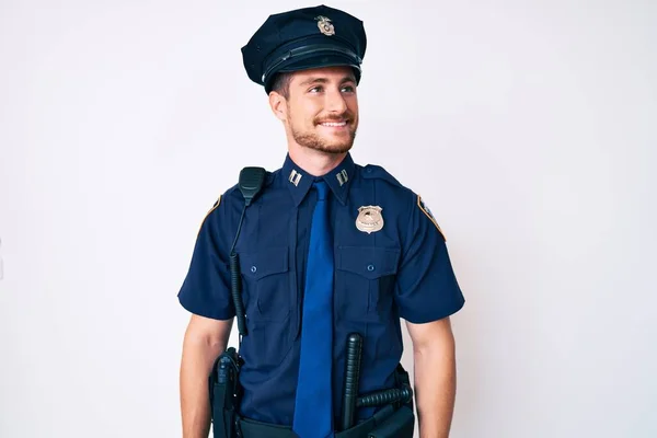 Ung Kaukasisk Man Klädd Polis Uniform Tittar Bort Till Sidan — Stockfoto