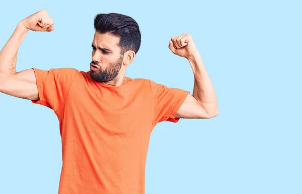 Homem Bonito Jovem Com Barba Vestindo Shirt Casual Mostrando Músculos — Fotografia de Stock