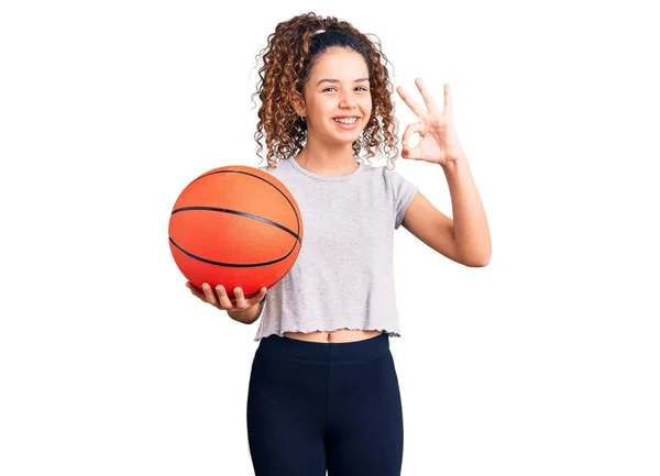 Menina Bonita Criança Com Cabelo Encaracolado Segurando Bola Basquete Fazendo — Fotografia de Stock