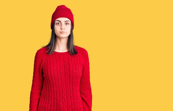 Menina Bonita Nova Usando Suéter Gorro Bochechas Inchadas Com Rosto — Fotografia de Stock