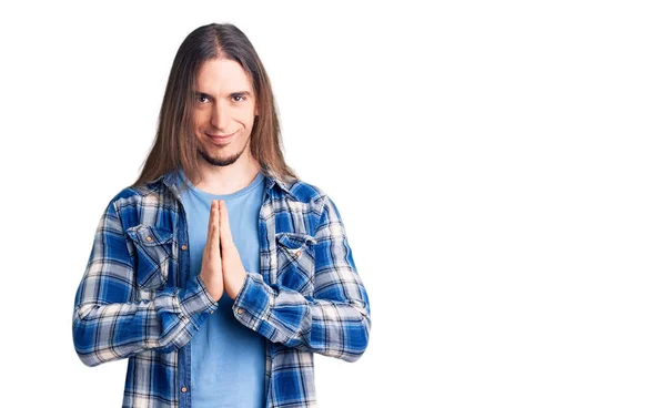 Homem Adulto Jovem Com Cabelos Longos Vestindo Camisa Casual Orando — Fotografia de Stock