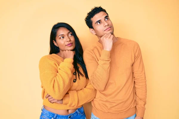 Güzel Genç Latin Bir Çift Gündelik Kıyafetler Giyiyorlar Elleri Çenelerinde — Stok fotoğraf