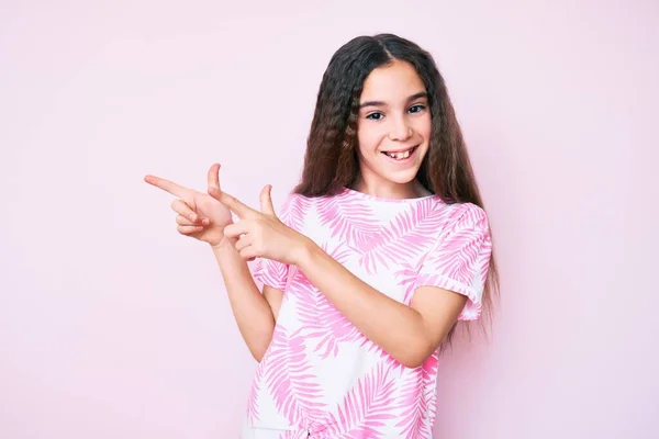 Menina Criança Hispânica Bonito Vestindo Roupas Casuais Sorrindo Olhando Para — Fotografia de Stock