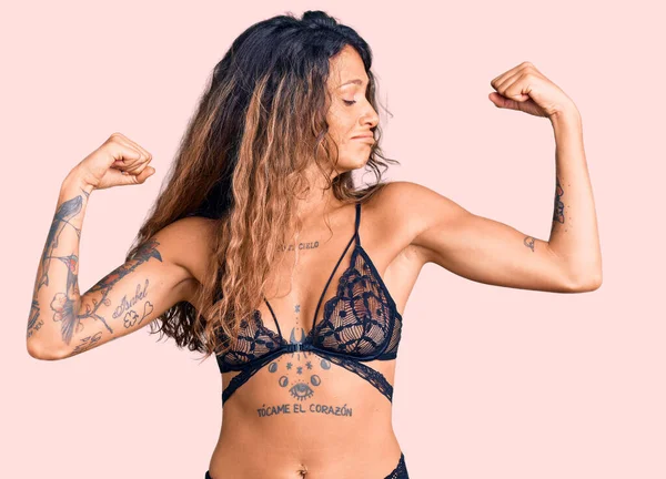 Giovane Donna Ispanica Con Tatuaggio Che Indossa Lingerie Mostrando Muscoli — Foto Stock