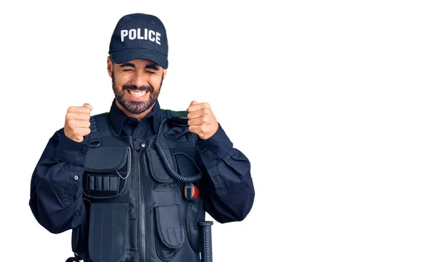 Νεαρός Ισπανόφωνος Στολή Αστυνομίας Ενθουσιασμένος Για Την Επιτυχία Χέρια Σηκωμένα — Φωτογραφία Αρχείου