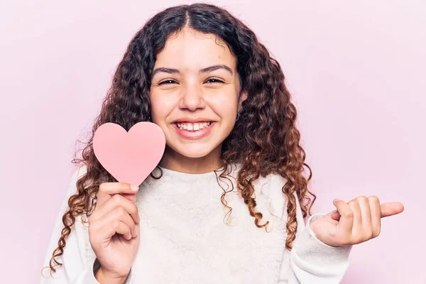 Menina Criança Bonita Com Cabelo Encaracolado Segurando Papel Forma Coração — Fotografia de Stock