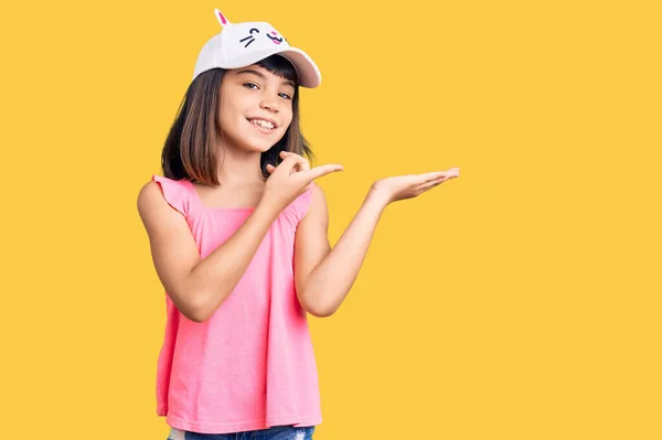 Joven Niña Con Bang Usando Gorra Gatita Divertida Sorprendida Sonriendo —  Fotos de Stock