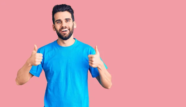 Joven Hombre Guapo Con Barba Con Camiseta Casual Signo Éxito — Foto de Stock