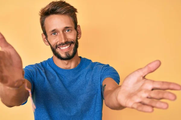 Hombre Caucásico Guapo Con Barba Vistiendo Ropa Casual Mirando Cámara —  Fotos de Stock