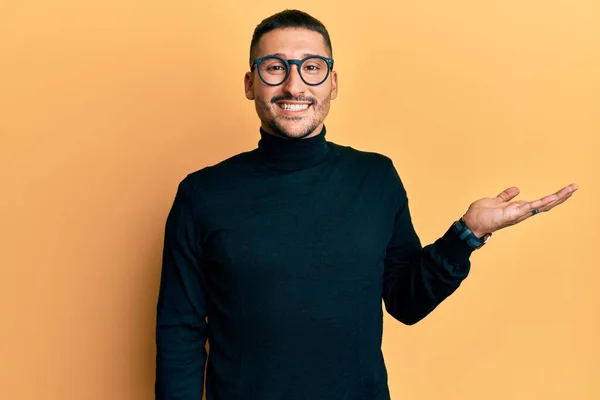 Handsome Man Tattoos Wearing Turtleneck Sweater Glasses Smiling Cheerful Presenting — Stock Photo, Image