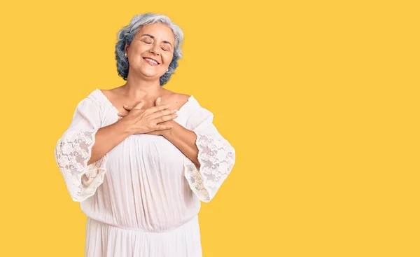 Mujer Mayor Con Pelo Gris Vistiendo Estilo Bohemio Sonriendo Con — Foto de Stock