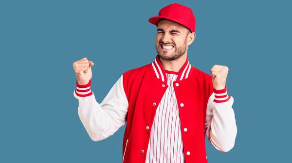 Homem Bonito Jovem Vestindo Jaqueta Beisebol Boné Muito Feliz Animado — Fotografia de Stock