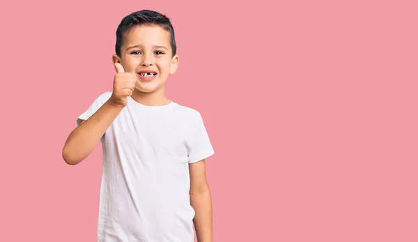 Klein Schattig Jongetje Dragen Casual Wit Tshirt Glimlachen Gelukkig Positief — Stockfoto