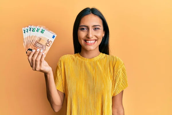 Mladá Bruneta Žena Drží Eurobankovek Vypadá Pozitivně Šťastně Stojící Usmívá — Stock fotografie
