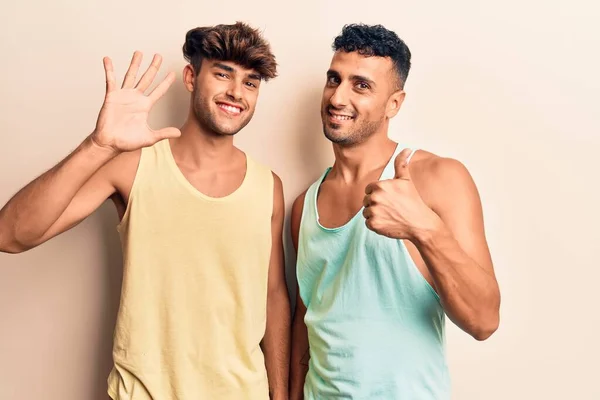 Jovem Gay Casal Vestindo Casual Roupas Mostrando Apontando Até Com — Fotografia de Stock