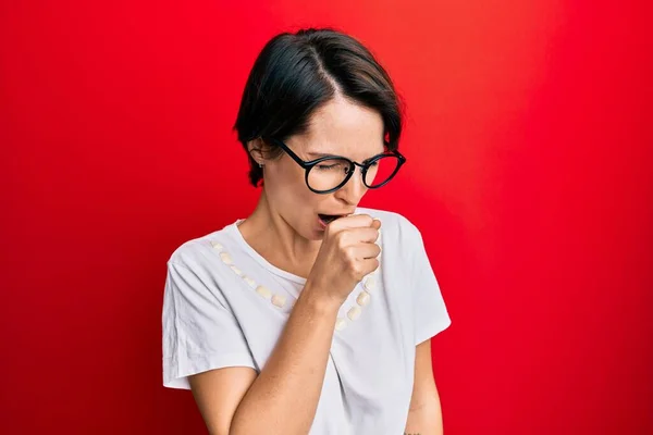 Jonge Brunette Vrouw Met Kort Haar Dragen Casual Kleding Glazen — Stockfoto