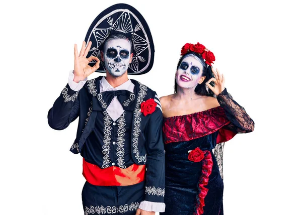 死んだ衣装のメキシコの日を身に着けている若いカップルは 手と指でOkサインをして積極的に笑顔 成功した表現 — ストック写真