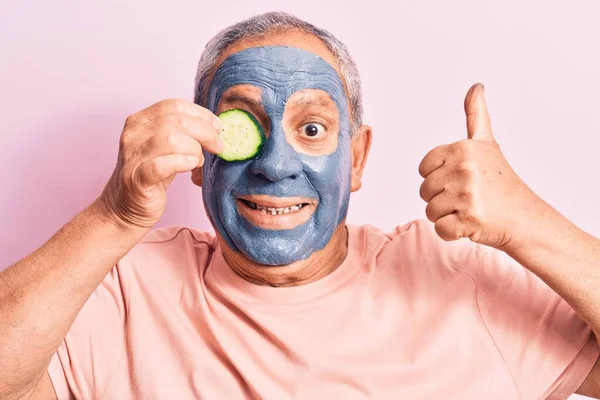 Hombre Mayor Con Pelo Gris Con Máscara Belleza Barro Sosteniendo — Foto de Stock