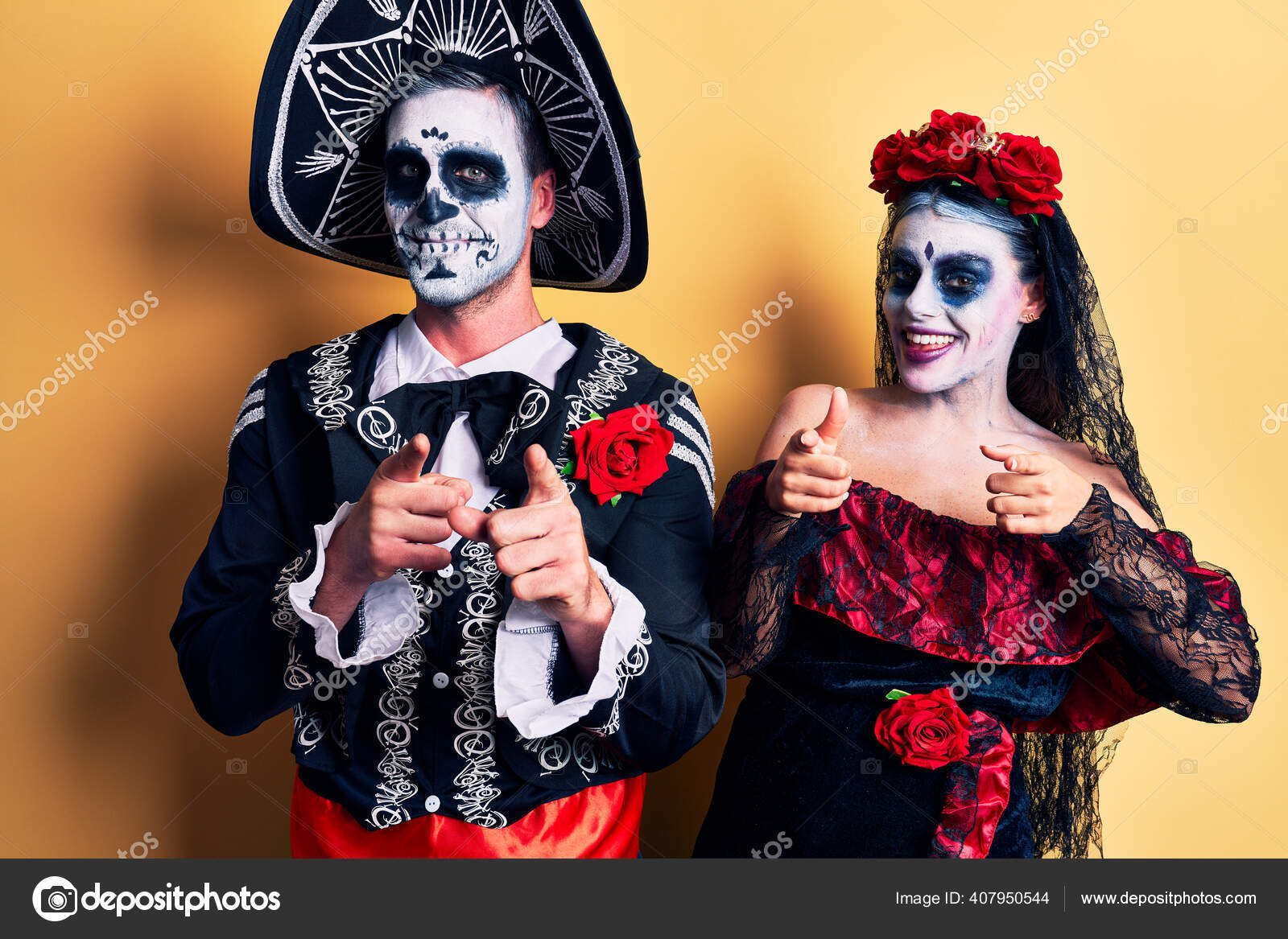 Joven Pareja Usando El Disfraz Mexicano Del Día De Los Muertos Sobre Ojos  Amarillos Que Cubren Con Las Manos Sonriendo Alegre Y Di Foto de archivo -  Imagen de pares, muerte: 218302082