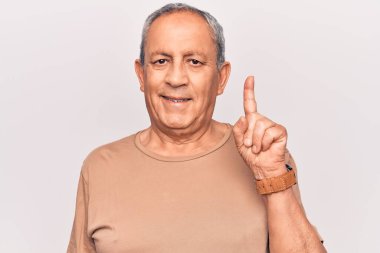 Gri saçlı, sıradan tişörtlü, mutlu yüzüyle bir fikir veya soruyla gülümseyen son sınıf öğrencisi. 