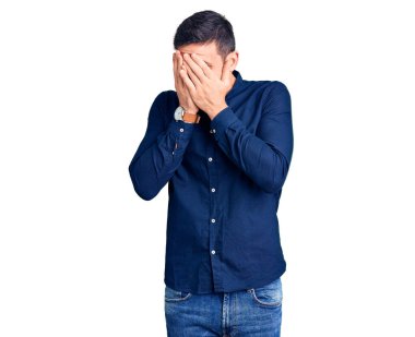 Hüzünlü bir ifade takınıp, ağlayarak yüzünü kapatan genç ve yakışıklı bir adam. depresyon kavramı. 