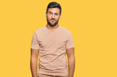 Yakışıklı İspanyol bir adam günlük kıyafetler giyiyor uykulu ve yorgun görünüyor, yorgunluktan yorgun ve akşamdan kalma, sabahları tembel gözler.. 